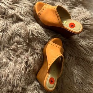 Orange, edges sandals